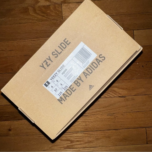 YEEZY SLIDES SIZE 4 - Picture 2 of 10